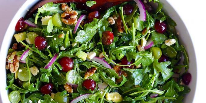 Recipes: Salad with avocado, grapes, arugula, walnuts and goat cheese