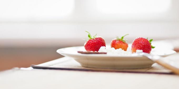 what to eat before a workout: cottage cheese with strawberries and peanuts