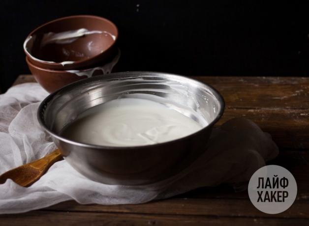 Homemade cream cheese: mix sour cream and yoghurt