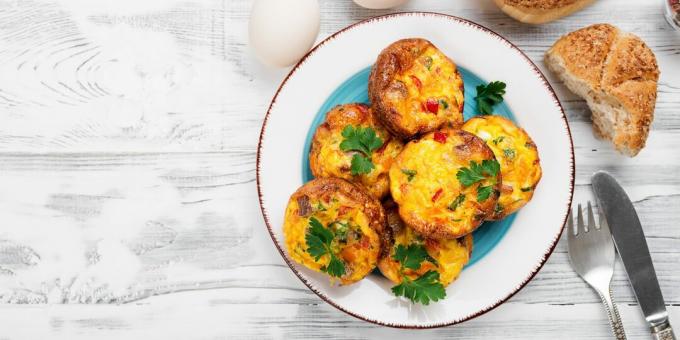 Meat muffins with eggs and vegetables