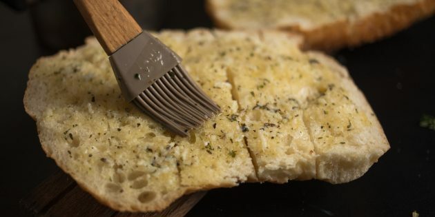 How to make garlic cheese croutons: spread butter all over the bread surface