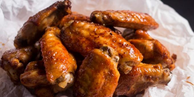 Crispy chicken wings baked in the oven