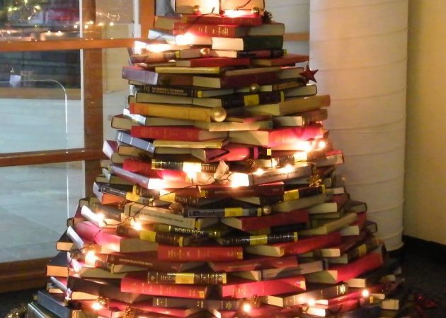 How to decorate the house for the New Year: Christmas tree from books