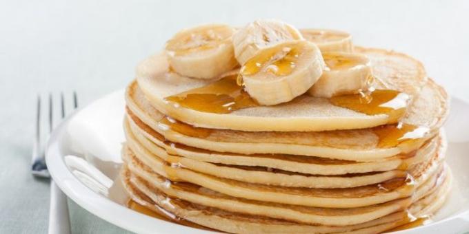 What to cook for breakfast: American Pancake with honey and bananas