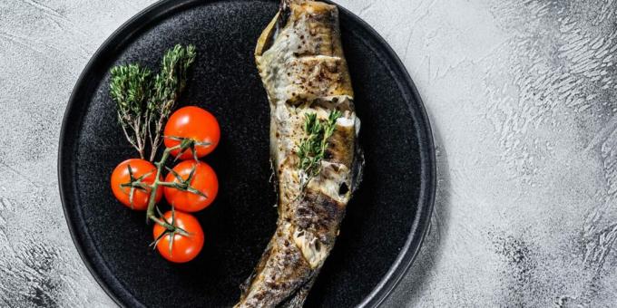 Hake baked in the oven with lemon