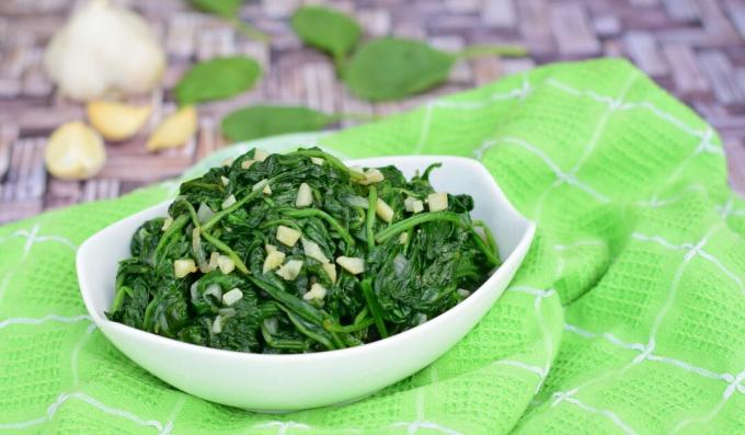 Fried spinach with garlic
