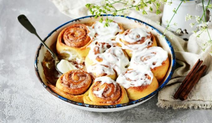 Buns with cinnamon and buttercream