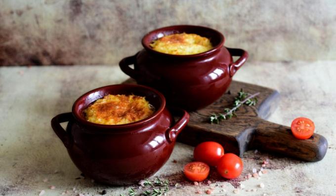 Chicken in pots with tomatoes and cheese