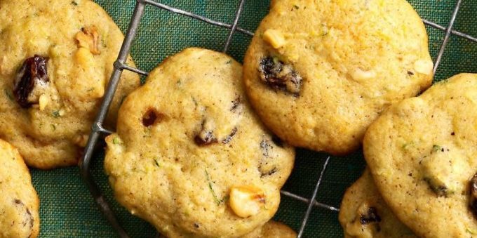 Recipes zucchini in the oven: Spiced cookies with zucchini, nuts and raisins
