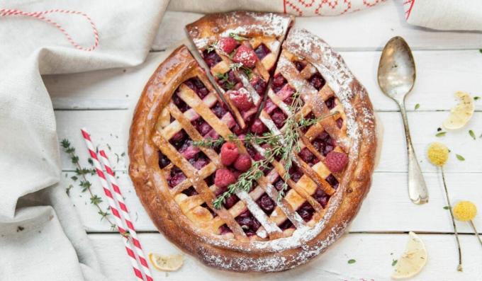 Simple yeast dough raspberry pie