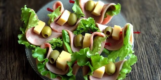 Recipes canapés with ham, cheese and olives