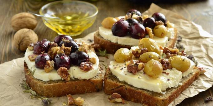 Bruschetta with baked grapes. Perfect for wine!