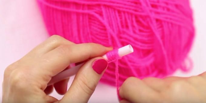 DIY pompom: start winding threads