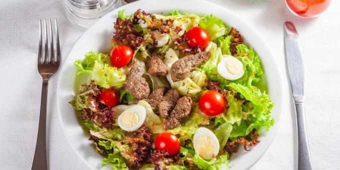 Warm salad with chicken liver and quail eggs