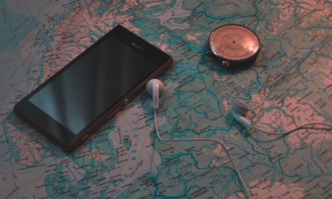 GPS-navigator or smartphone?