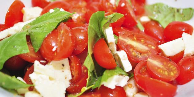 fast recipes of dishes: salad with tomatoes and feta cheese 