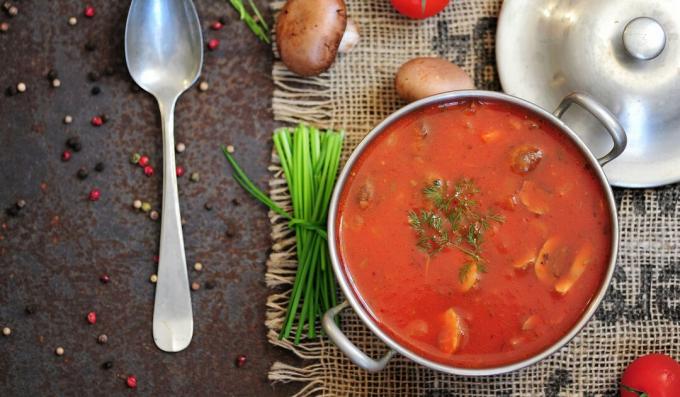 Tomato soup with chicken, cabbage and mushrooms