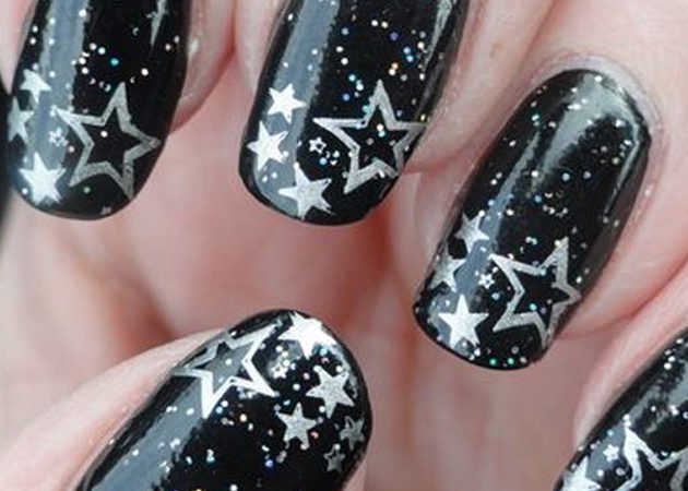 Make a New Year's manicure: nail polish with glitter