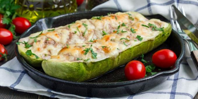 Zucchini with chicken, mushrooms and cheese