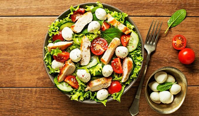 Salad with turkey, tomatoes, cucumbers and mozzarella