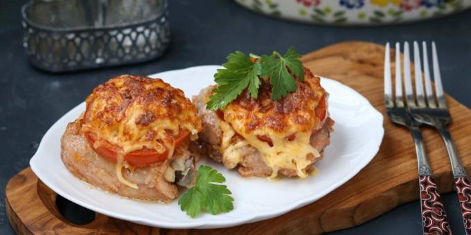 Chicken thighs baked with tomatoes and cheese