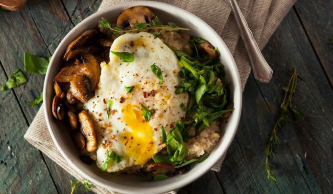 Oatmeal with mushrooms, bell pepper and rucola
