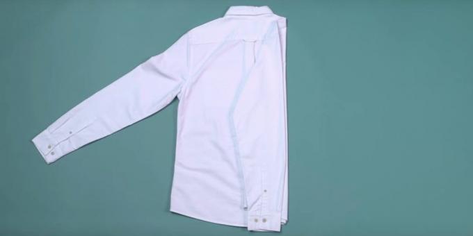 How to fold a shirt: apply a sleeve on the folded side