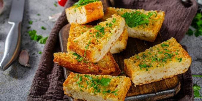 Fragrant garlic bread with cheese