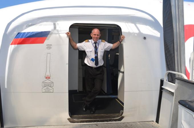 Andrew Gromozdin pilot "Boeing", on the entrance to the cockpit