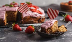Yoghurt cake with strawberry icing