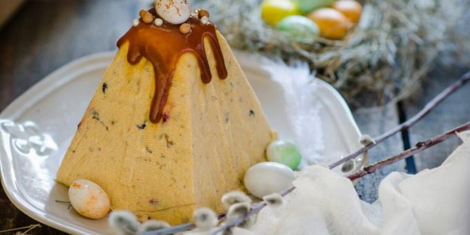 Cottage cheese Easter with boiled condensed milk, cookies and nuts