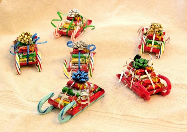 How to make a gift for the New Year with their hands: Sledge with sweets 