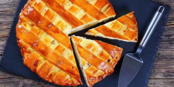 Pie with cottage cheese from yeast dough