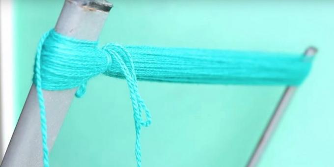 How to make a pompom: tie the threads in one place