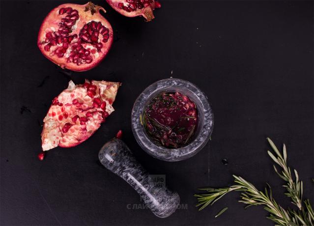 Pomegranate cocktail with champagne: grind grenades with rosemary