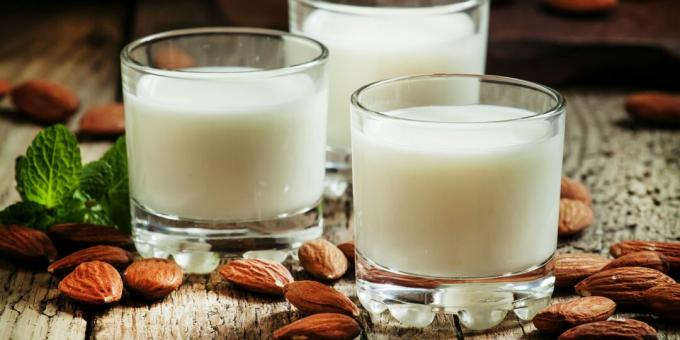 Healthy drinks before bed: almond milk