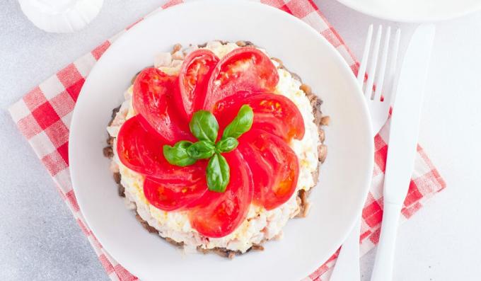 Smoked chicken salad with tomatoes and mushrooms