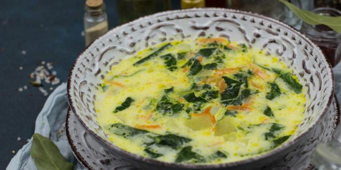 Chicken soup with spinach and cheese