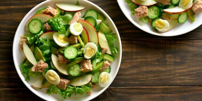 Salad with tuna, apple and cucumber