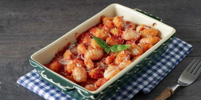Gnocchi with tomato sauce in the oven