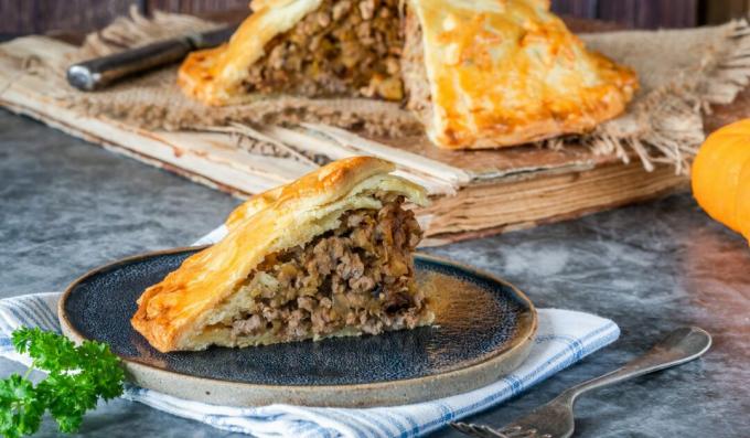 Pie with meat, apples and prunes