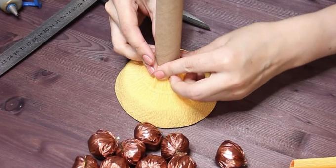 How to make a bouquet of sweets with your own hands: glue the blank