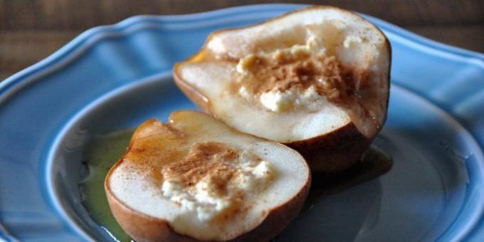 Snacks to wine. Baked pears with ricotta