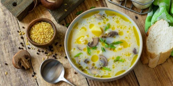 Mushroom soup with bulgur and cream