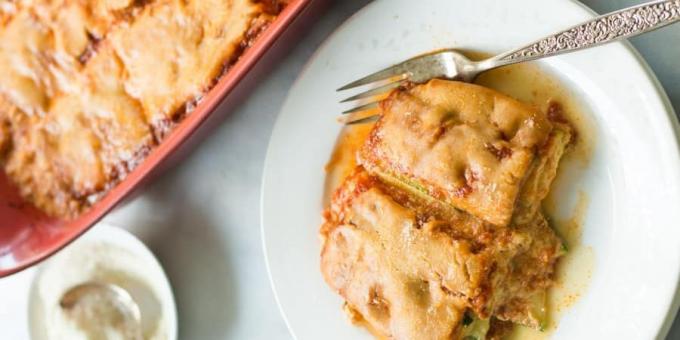 Puff casserole of zucchini with ricotta and tomato sauce