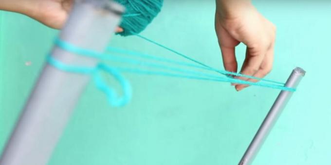 DIY pompom: start wrapping the chair with threads