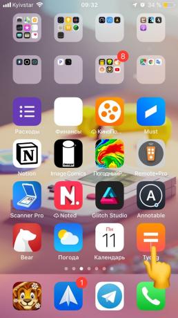 How arbitrarily arrange icons on the iPhone without jailbreaking: hold your finger on one of the icons