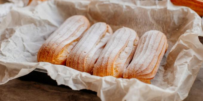 Eclairs with curd cream