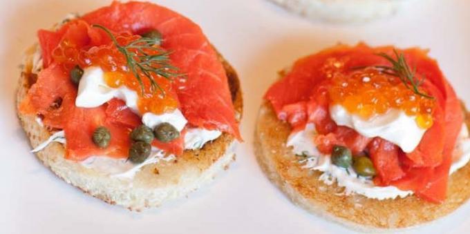 Sandwiches with red caviar and red fish