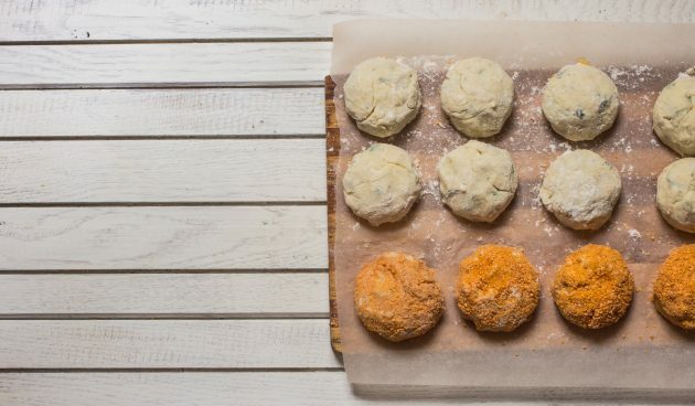 Roll the potato balls and roll them in the breadcrumbs